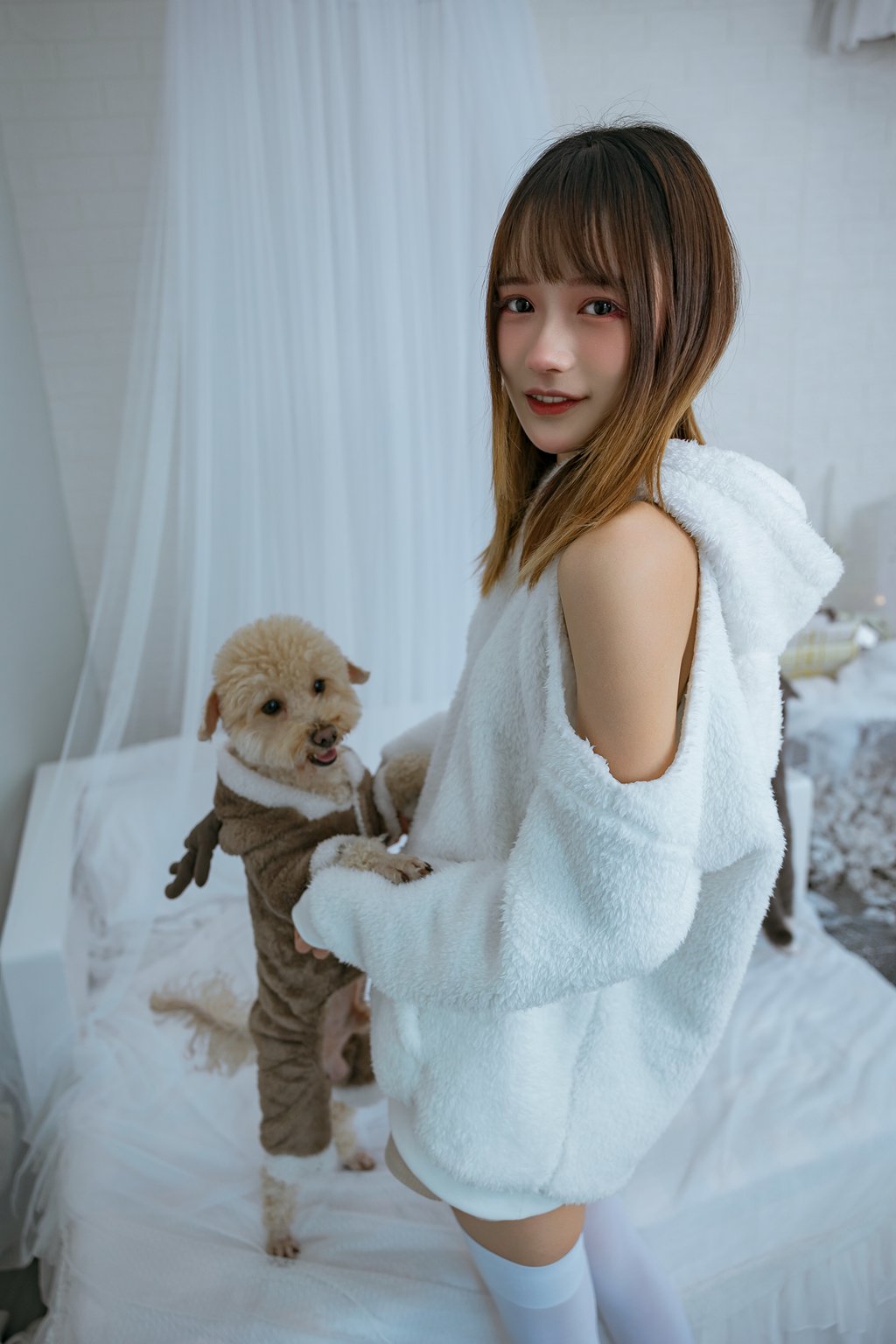 [YITUYU艺图语]2022.12.17 温馨少女与宠物们 兔子Zzz不吃胡萝卜